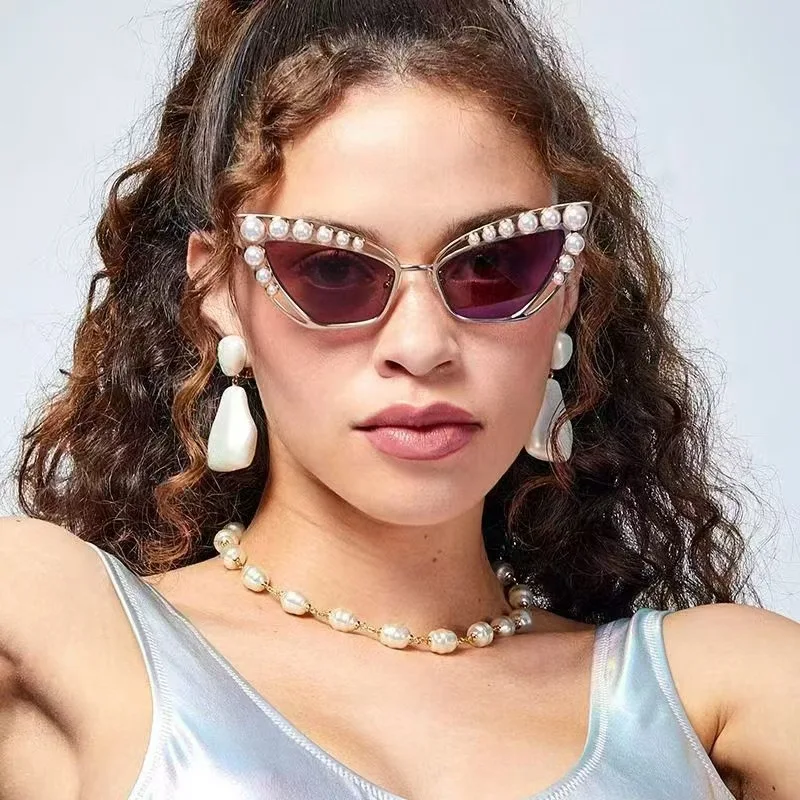 

2025 модные милые модные солнцезащитные очки для женщин, металлические очки «кошачий глаз» с жемчугом, украшенные жемчугом, стильные очки для фотографий Gafas