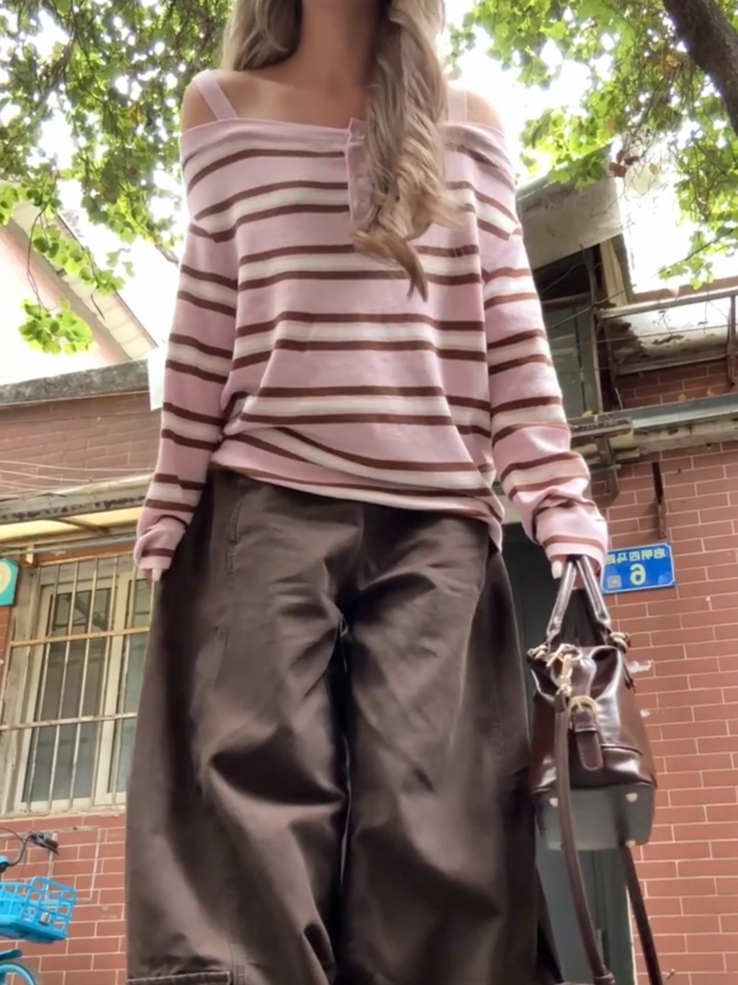 

Цветной полосатый вязаный свитер, женский весенне-осенний свободный свитер с плечами, модный трикотаж на одно плечо