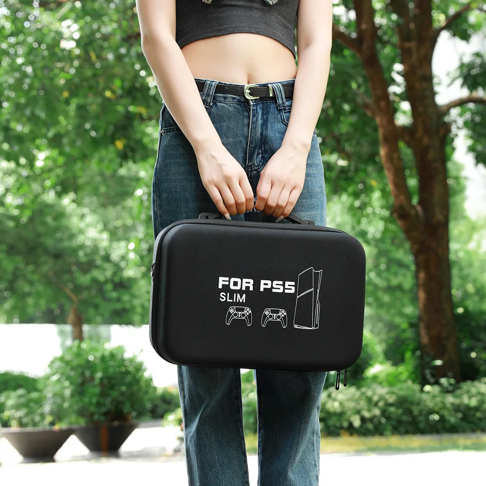 حقيبة حمل لوحدة التحكم النحيفة PS5 خفيفة الوزن من مادة EVA حقيبة تخزين ذات غلاف صلب مع حزام كتف يناسب كابلات حامل وحدات التحكم