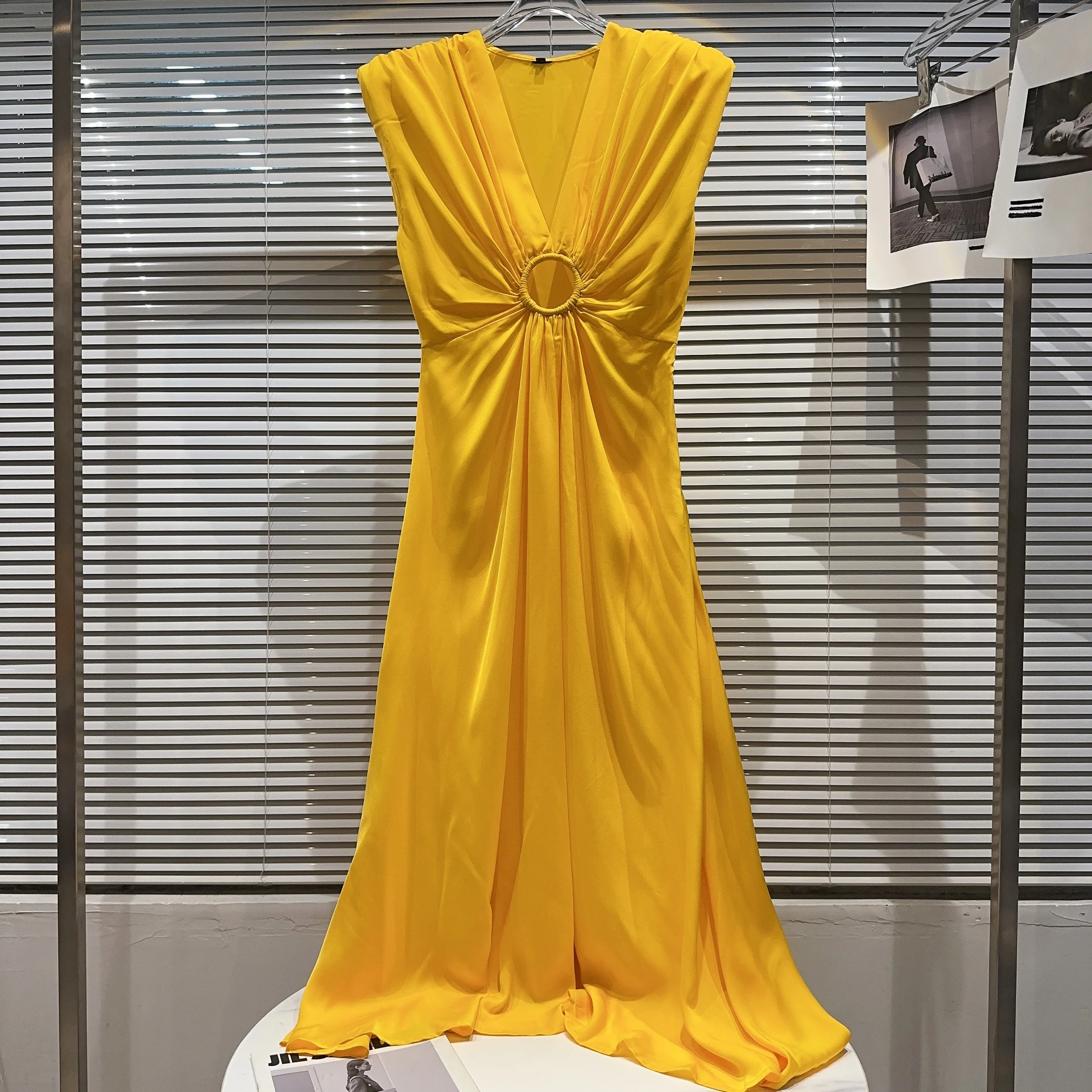 Summer 2025 New Sle Little Fraance V-ne Ring Waist Personali Lady Silk Satin Dr Ele Aosphere Long Skirt