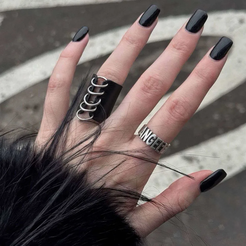 Punk Black Leather Rings for Women Metal O-rings Wide Band Finger Ring Cool Gothic Y2K Spicy Girl Statement Party Street Jewelry