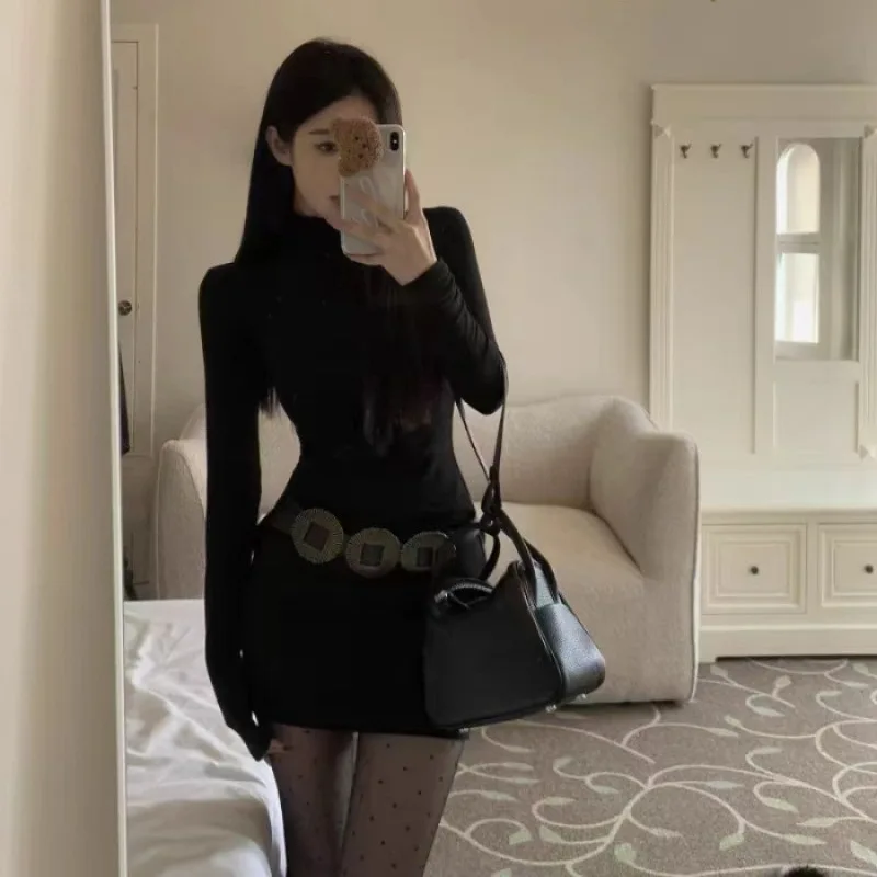 Vestido preto semi-alto com gola para mulheres, outono 2026, novo, elegante, puro, sexy, com saia curta que abraça as saias de camada base