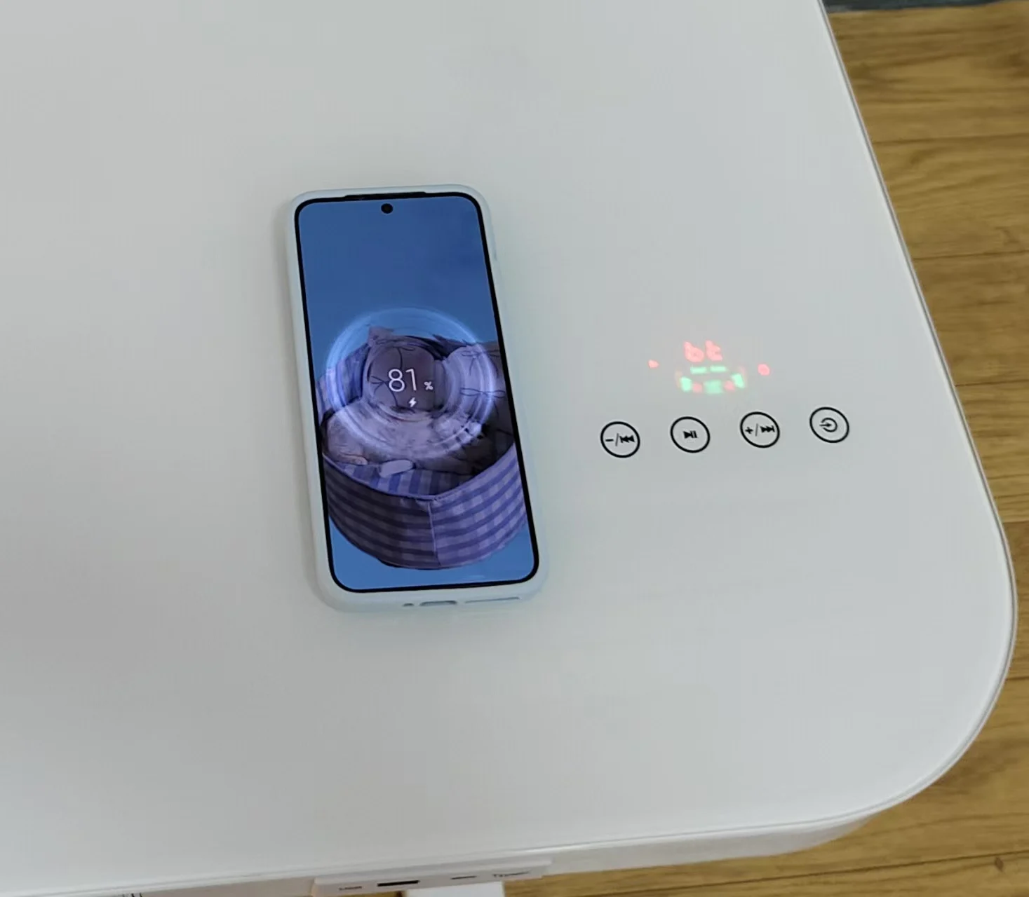 Moderner Design-Lautsprechertisch aus gehärtetem Glas, USB-/Typ-C-Anschlüsse, kabelloses Laden, multifunktionale Audiomöbel für Zuhause/Büro