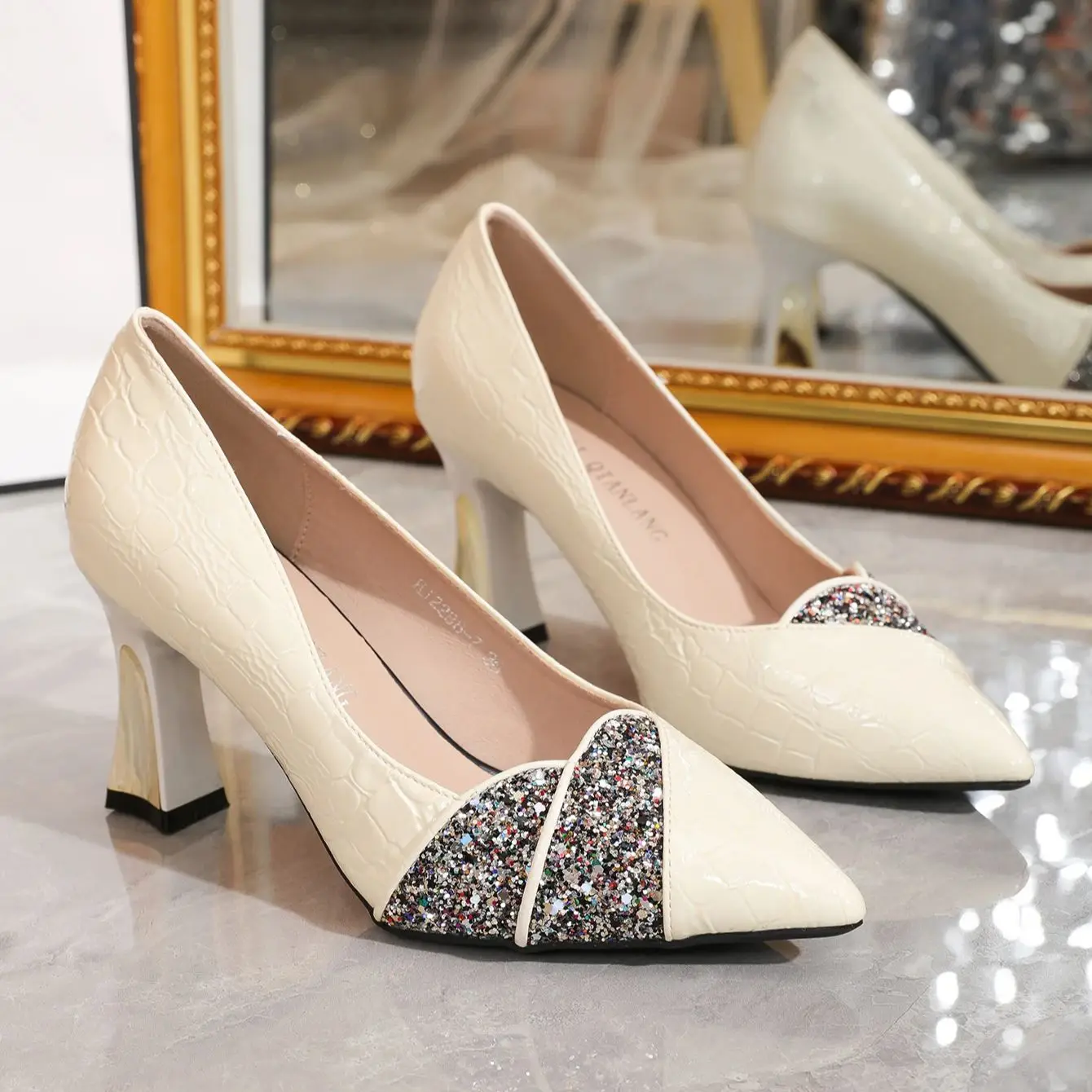 Delicate high heels with pointy sequins and light-mouthed fashion shoes