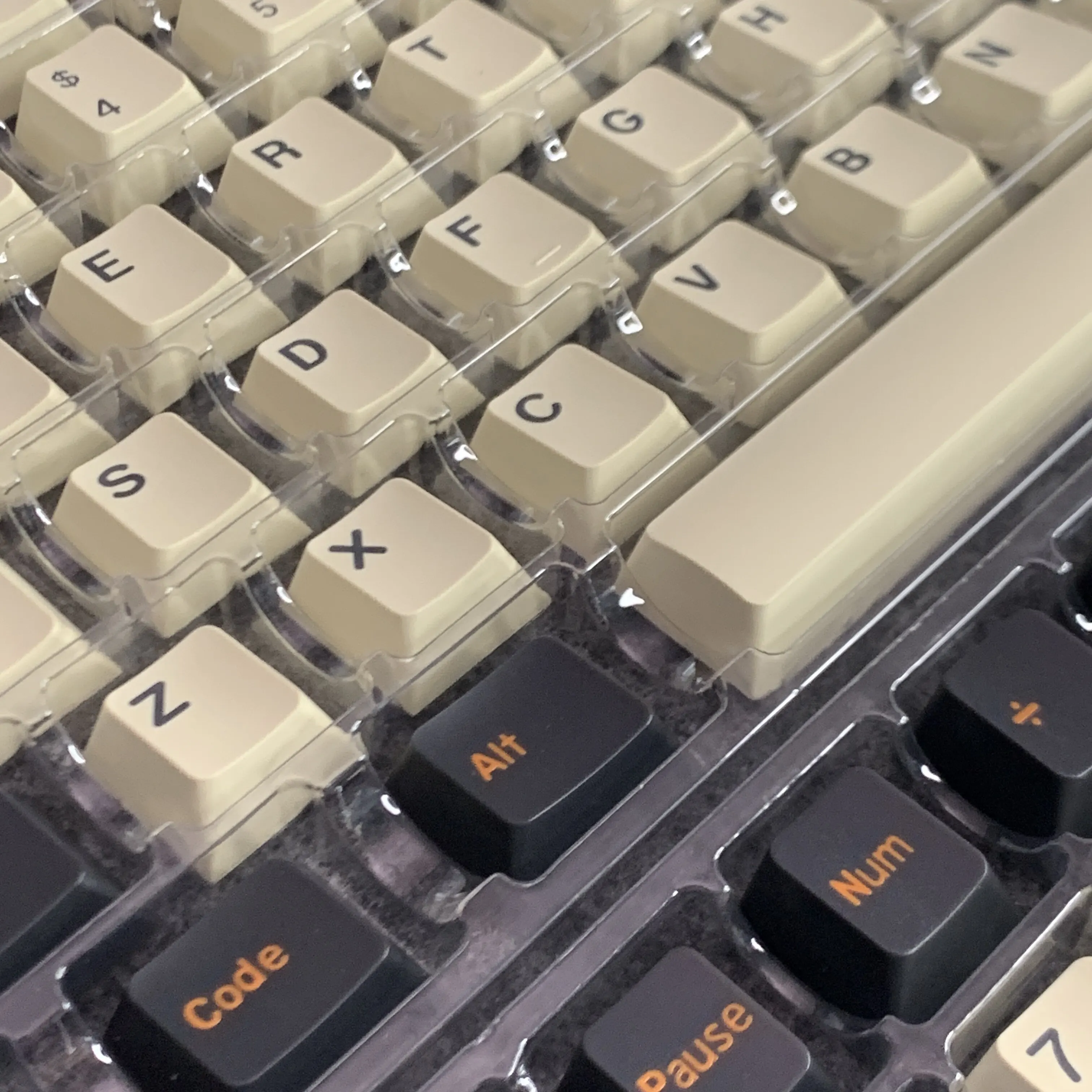 The original height of the keycap is engraved small, and the full set of 170-key PBT materials is suitable for white shell