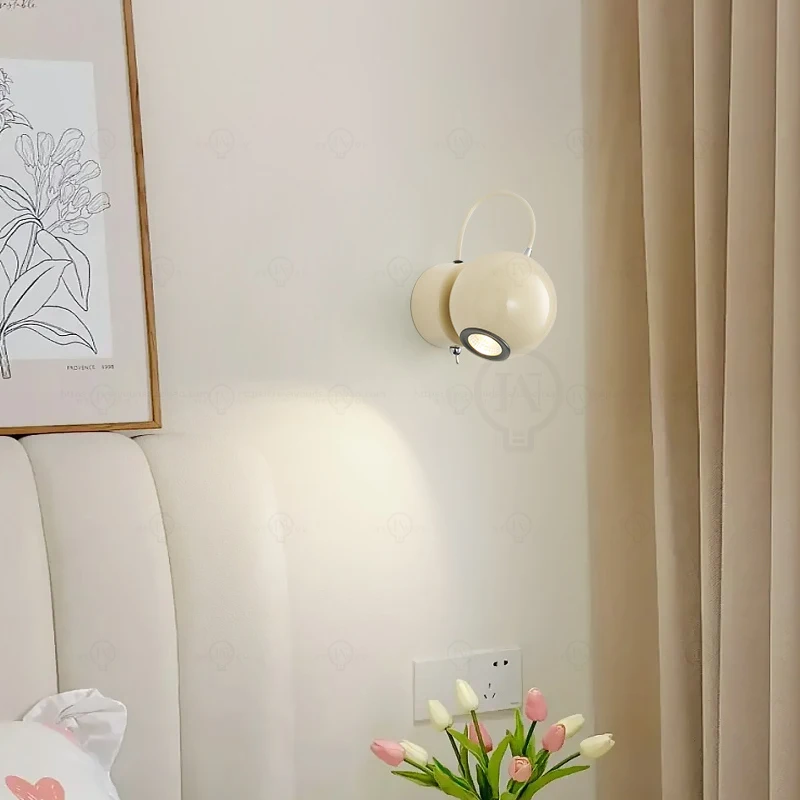 Lekka, luksusowa i minimalistyczna kinkiet do sypialni z regulowanym kątem i przełącznikiem. Mała kinkiet. Minimalistyczna lampka nocna