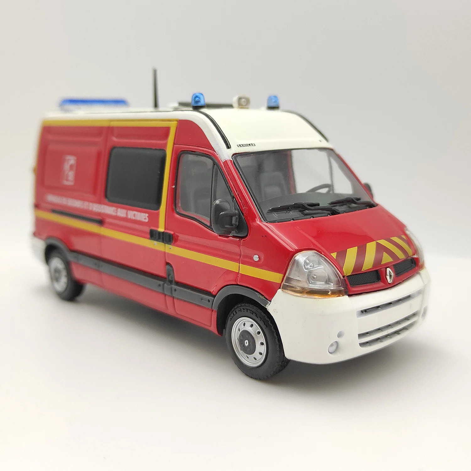 

1:43 Scale Diecast Alloy Renault Van Rescue Vehicle Toys Cars Model Classics Nostalgia Adult Souvenir Gifts Static Display