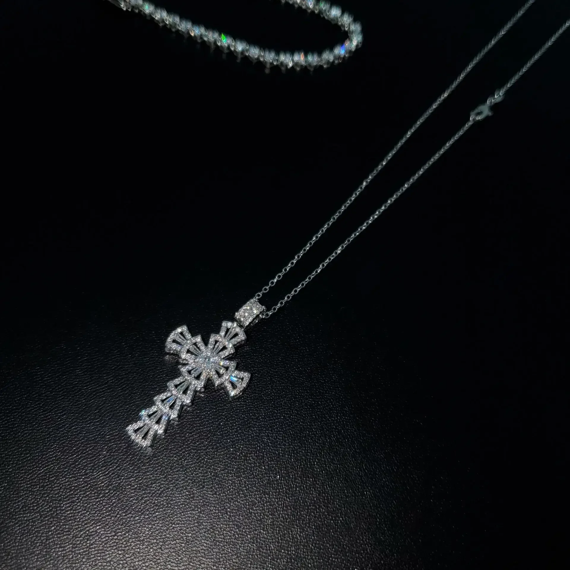 

MDL Moissa!ite Style Trapezoidal Zirconia Ins Pendant Women 18k Gold Plated Cross Chain With Diamonds