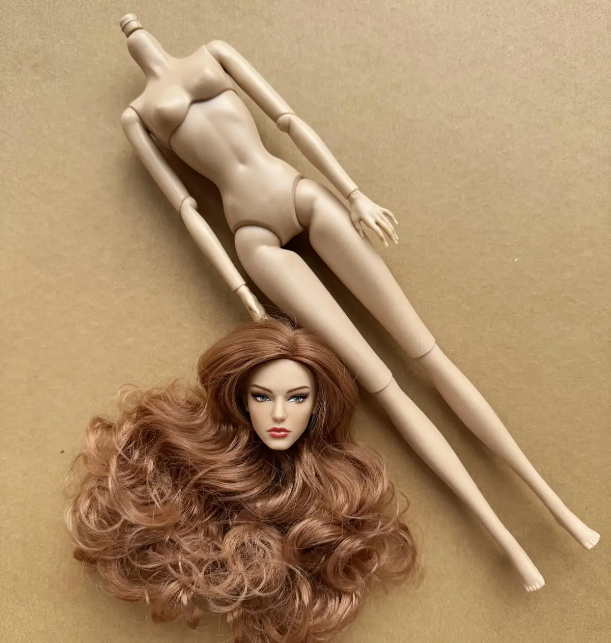 1/6 Maßstab Super-Modell-Puppe mit Gelenken, Beweglichem Körper, Weißer, Beiger, Braunem Hautton, Weibliche Modepuppe zum Spielen und Verschenken