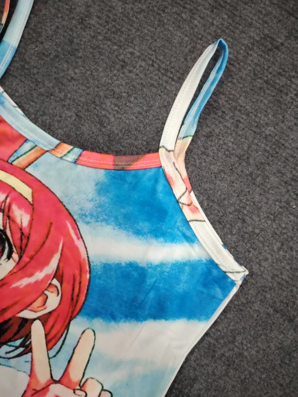 Un dulce chaleco de mujer con estampado retro para un look encantador y una camisola sexy picante para una declaración de estilo audaz