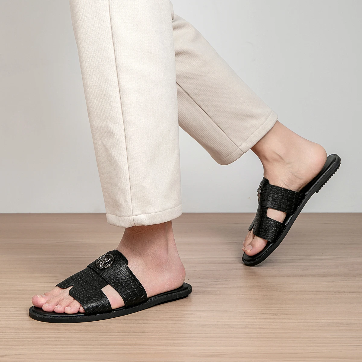 Herren-Hausschuhe sind geeignet für den täglichen Gebrauch zu Hause, im Badezimmer, im Freien und für die Freizeit. Neue coole Herren-Sandalen. – Detail 22