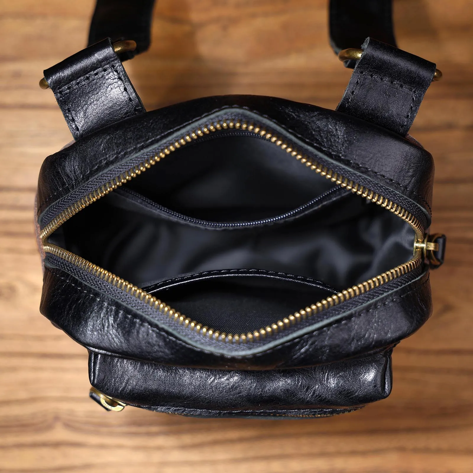 S.WORKER Vollnarbenleder-Umhängetasche für Herren, Vintage-Crossbody-Brusttasche aus pflanzlich gegerbtem Leder – Detail 17
