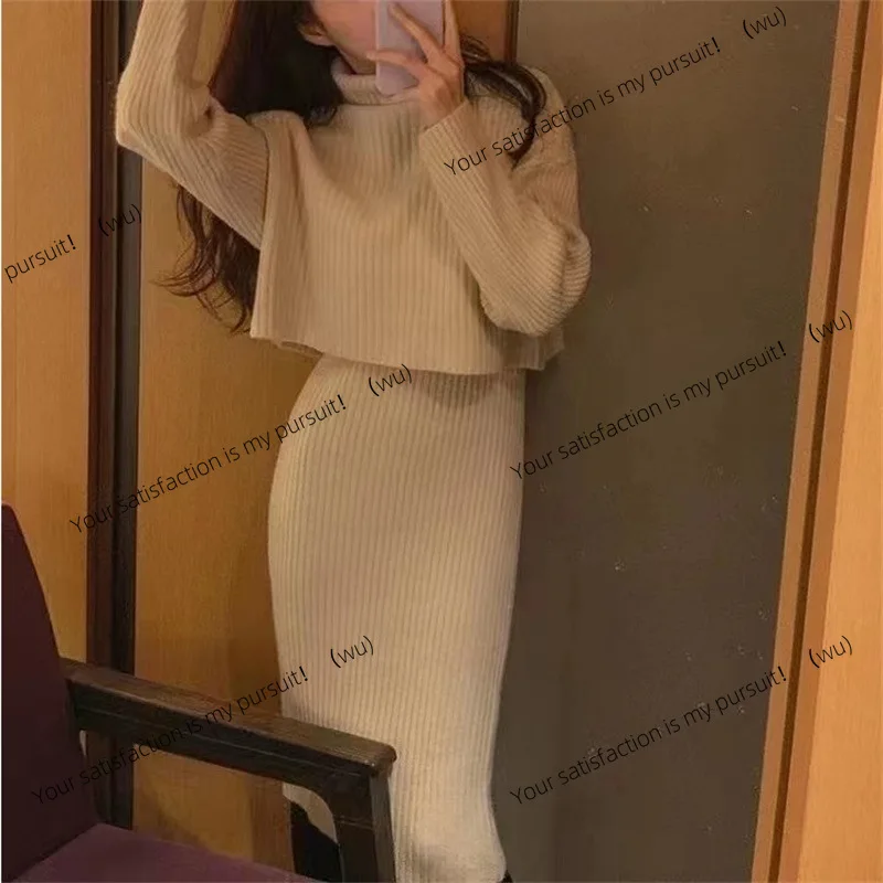 ชุดเซ็ตสองชิ้น เสื้อไหมพรมคอเต่ากันลมสำหรับฤดูใบไม้ร่วงและฤดูหนาว ช่วยลดอายุ ทรงเข้ารูป พร้อมกระโปรงไหมพรมถักแบบหนา