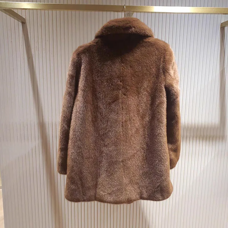 【هدية مجانية】 معطف فرو صناعي بني طويل عصري لخريف وشتاء 2025 سهل العناية مع ياقة مقلوبة