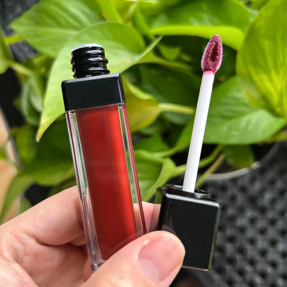 ヌード保湿リップグロスメイクアッププライベートラベルビーガン長期的な防水リップグロスマット液体口紅カスタムロゴ