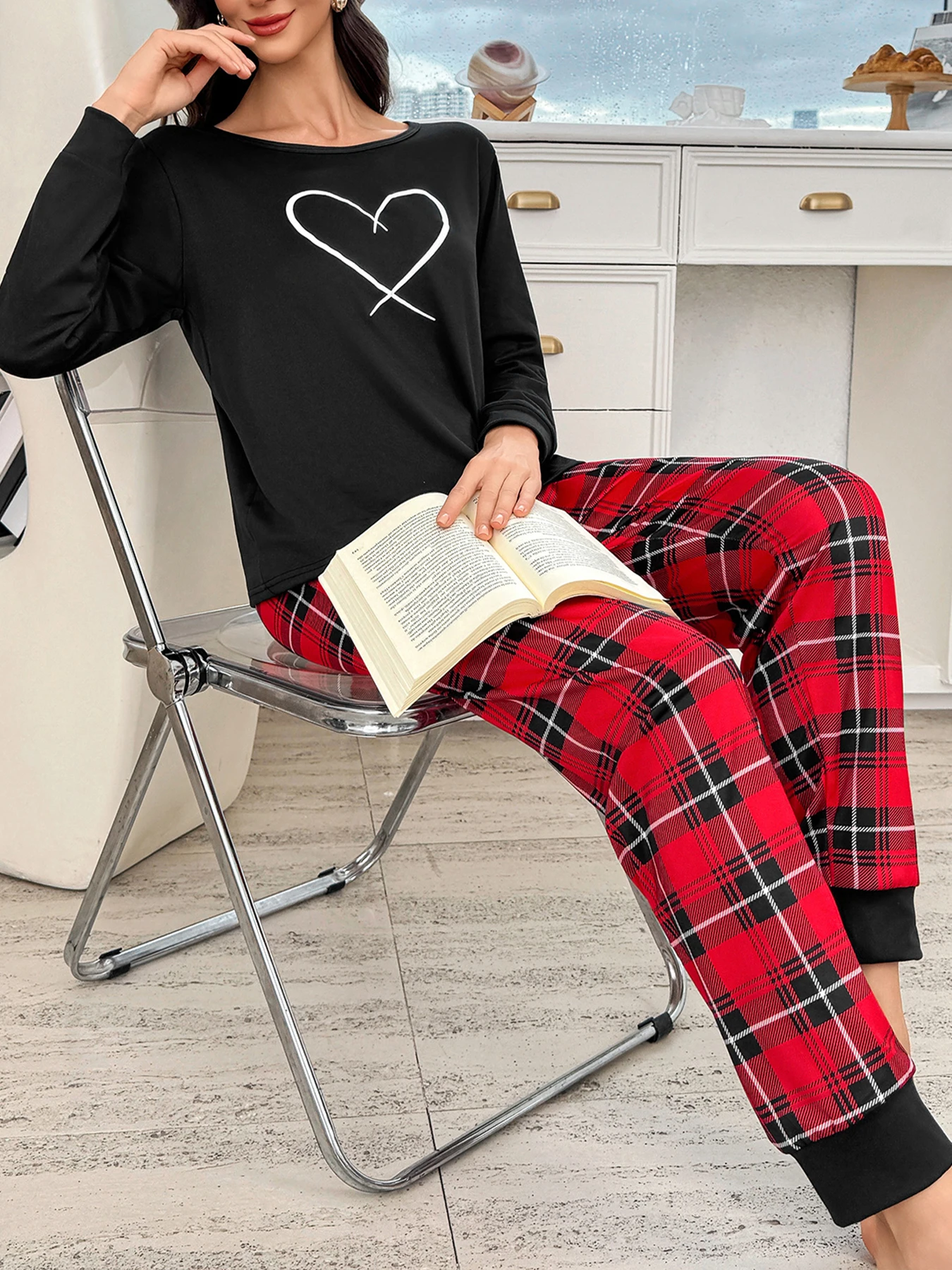 تتميز طقم بيجامة نسائي مكون من قطعتين بتصميم مربعات على شكل قلب. إنها مناسبة لجميع المواسم - الربيع والصيف، أ
