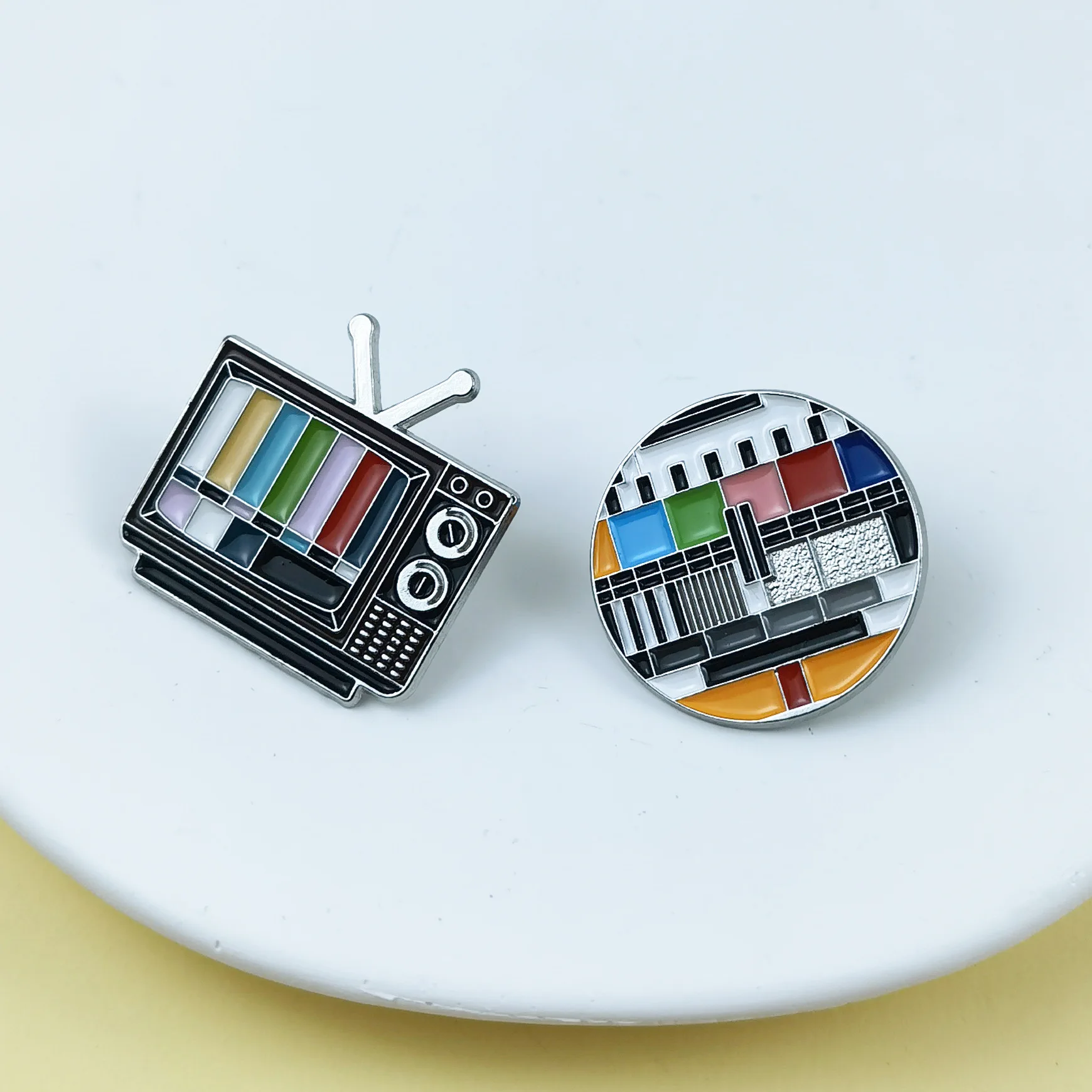 Broche antiguo de dibujos animados en forma de TV, insignia de metal divertida y divertida sin señal, ropa de moda, decoración de bolsos