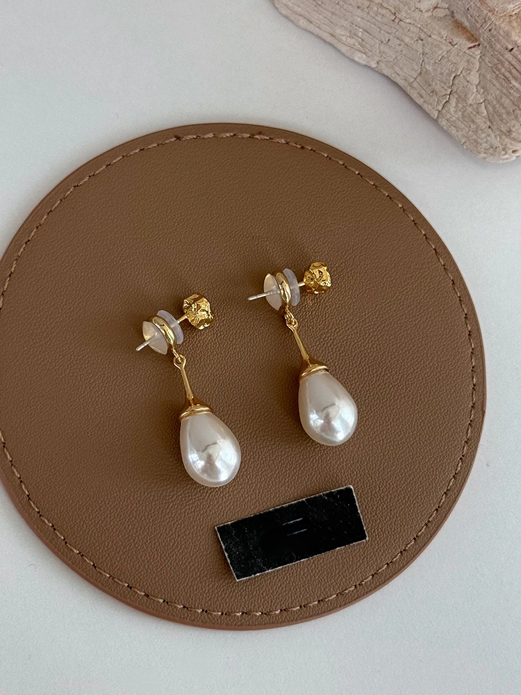 2026 Neue Imitationsperlen-Tropfenförmige Anhänger-Ohrringe in Goldfarbe für Damen, Eleganter Trendschmuck, Luxus-Accessoires für Partys – Detail 15
