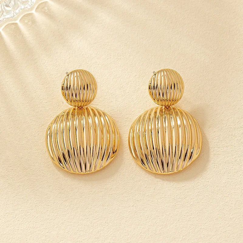 Fashion Round Metal Heart Earrings for Women European and American New Trendy Gold Color Retro Ball Earrings Elegent Female