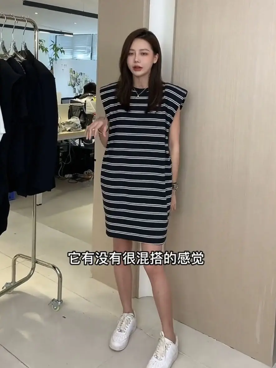 Ontwerpgevoelige nisjurk met gestreepte zak en afslankende taille-T-shirtrok tot over de knie