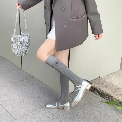 INS New Bee Embroidery Autumn and Winter Socks Black White Gray Color Minimalist Sports Style Cotton Stocking in Tube Socks