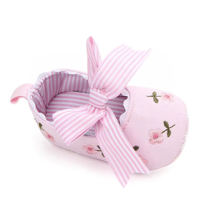 Primi camminatori per bambina: scarpe floreali in pizzo bianco, suole antiscivolo per neonati e bambini piccoli