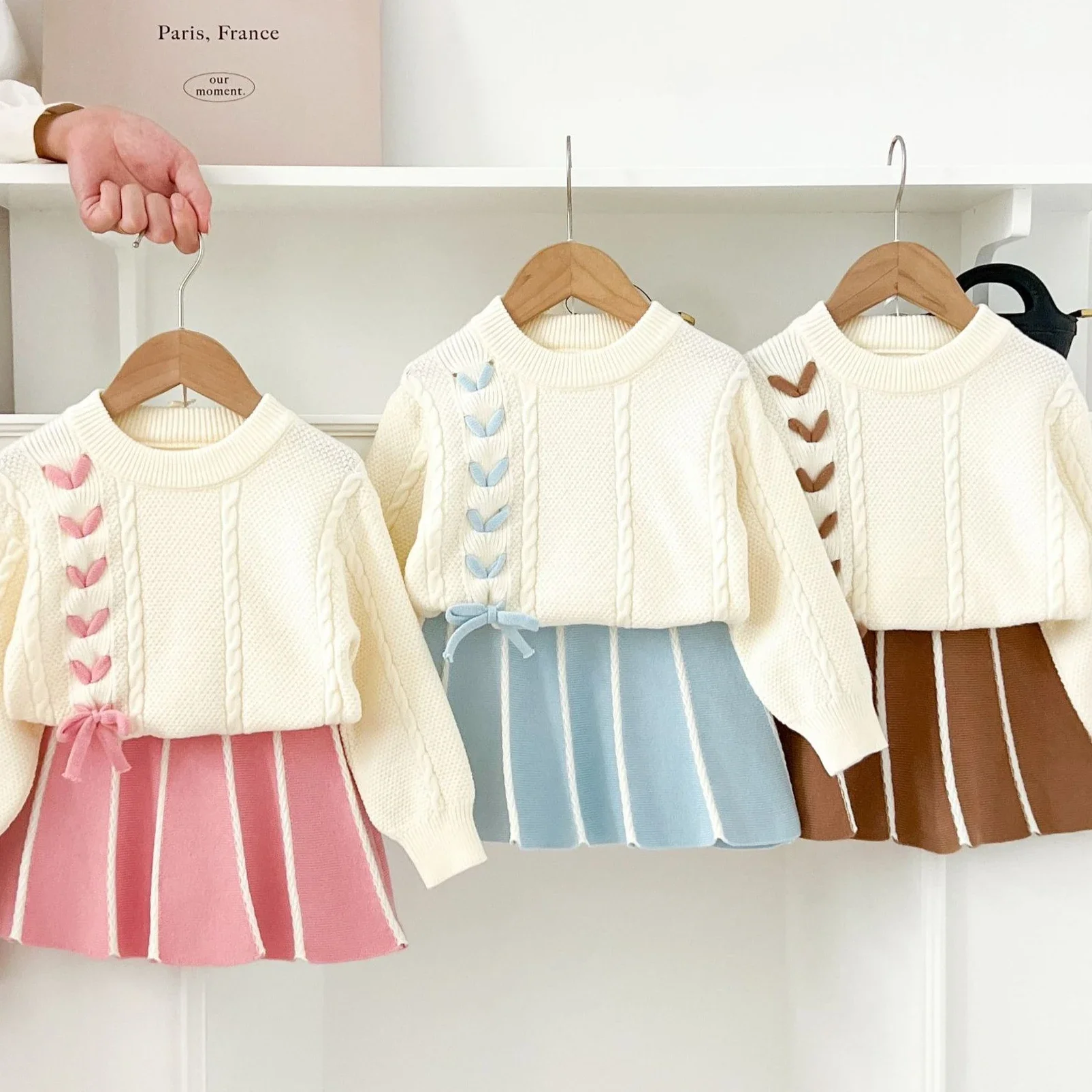 

Костюм для девочек 2025: Новая коллекция весна-осень, детская одежда для девочек, комплект из двух предметов с круглым воротником, однотонный, с бантом и плиссированной юбкой