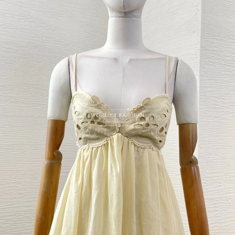 Vestido midi sin espalda con corte bordado sin mangas beige 2025 Ramio