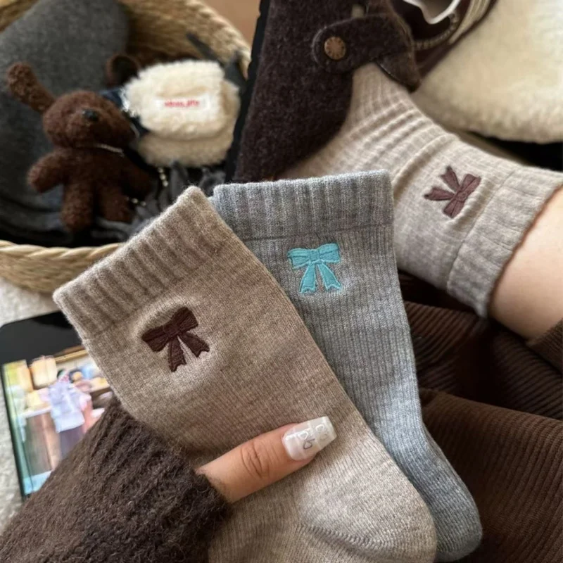 Meias bowknot, meias femininas de estilo coreano outono e inverno quentes de pelúcia retrô meias de cano médio, meias femininas marrons de cano médio