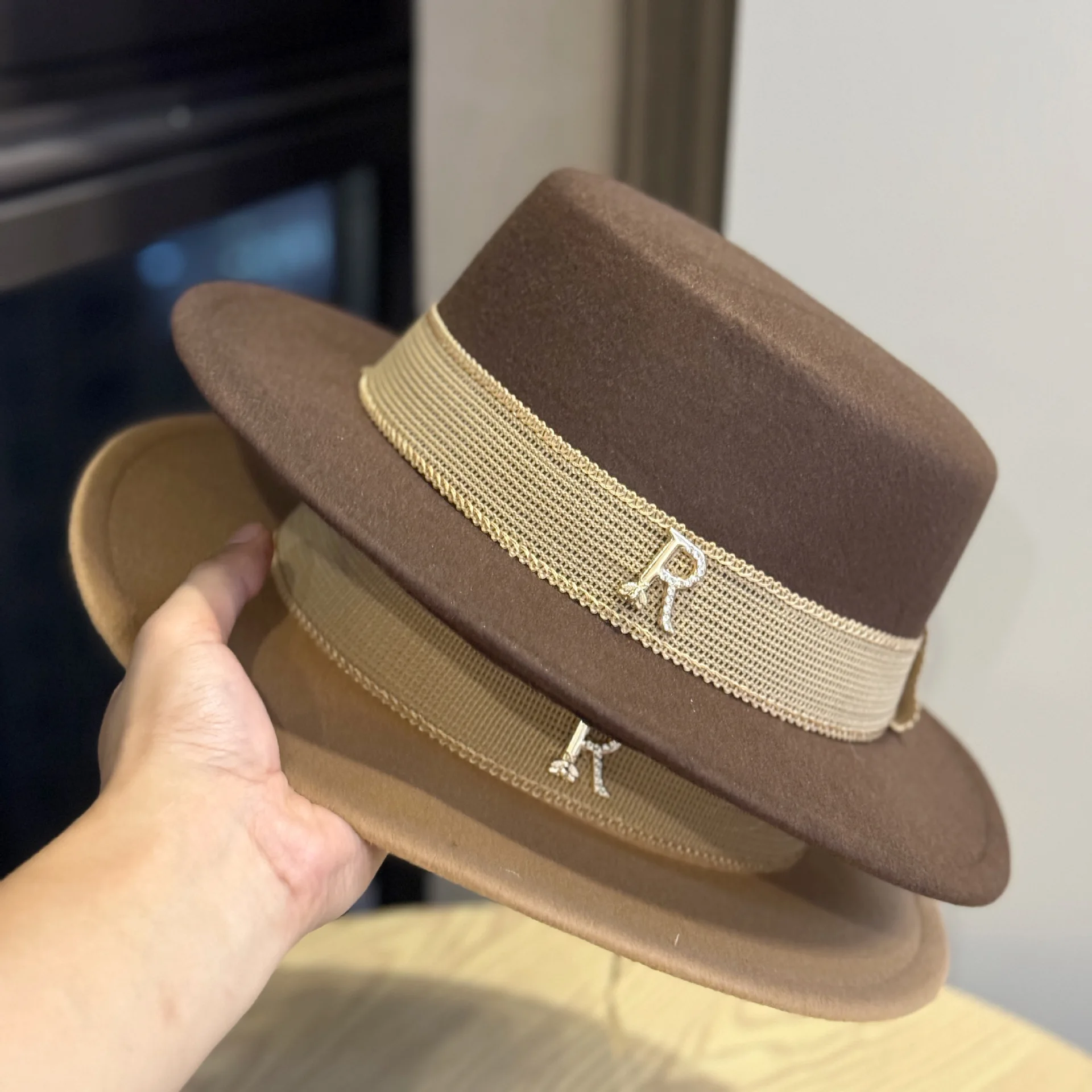 

Женская шерстяная шляпа-федора в стиле французской светской львицы, белая, с плоским верхом, в британском ретро-стиле, в стиле Хепберн, джазовая шляпа, тренд осени/зимы