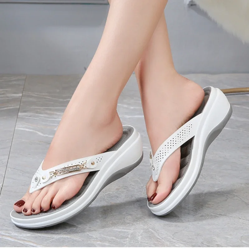 2024 Women's Slippers Summer New Fashion Metal Button Slides Shoes Wedge Beach Sandals Women Outside Platform Leisure Flip Flops