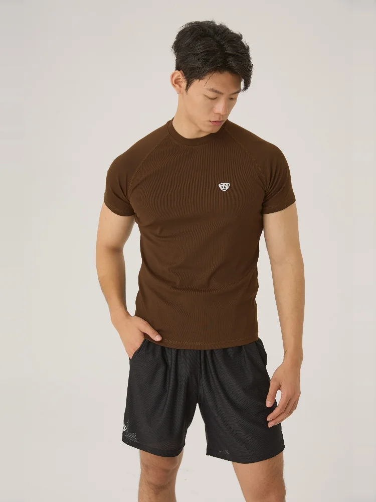 

Футболка AaNn Series Slim Fit для фитнеса и тренировок, с коротким рукавом, молодежная, с принтом логотипа бренда, приятная для кожи.