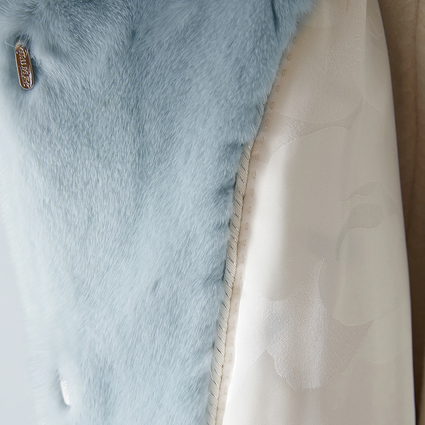 معطف فرو طبيعي فاخر من Tcyeek ملابس شتوية للنساء سترة من الفرو الحقيقي معطف نسائي دافئ من المينك بالكامل جديد في معاطف 2025 الفلسطينية