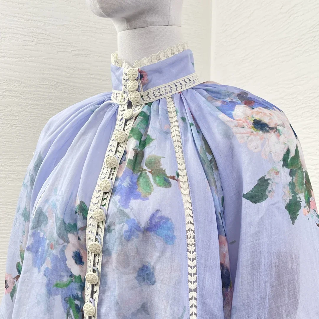 

2025 Новая мода, синяя блузка с длинными рукавами и кружевной отделкой с цветочным принтом, комплект из топа и шорт