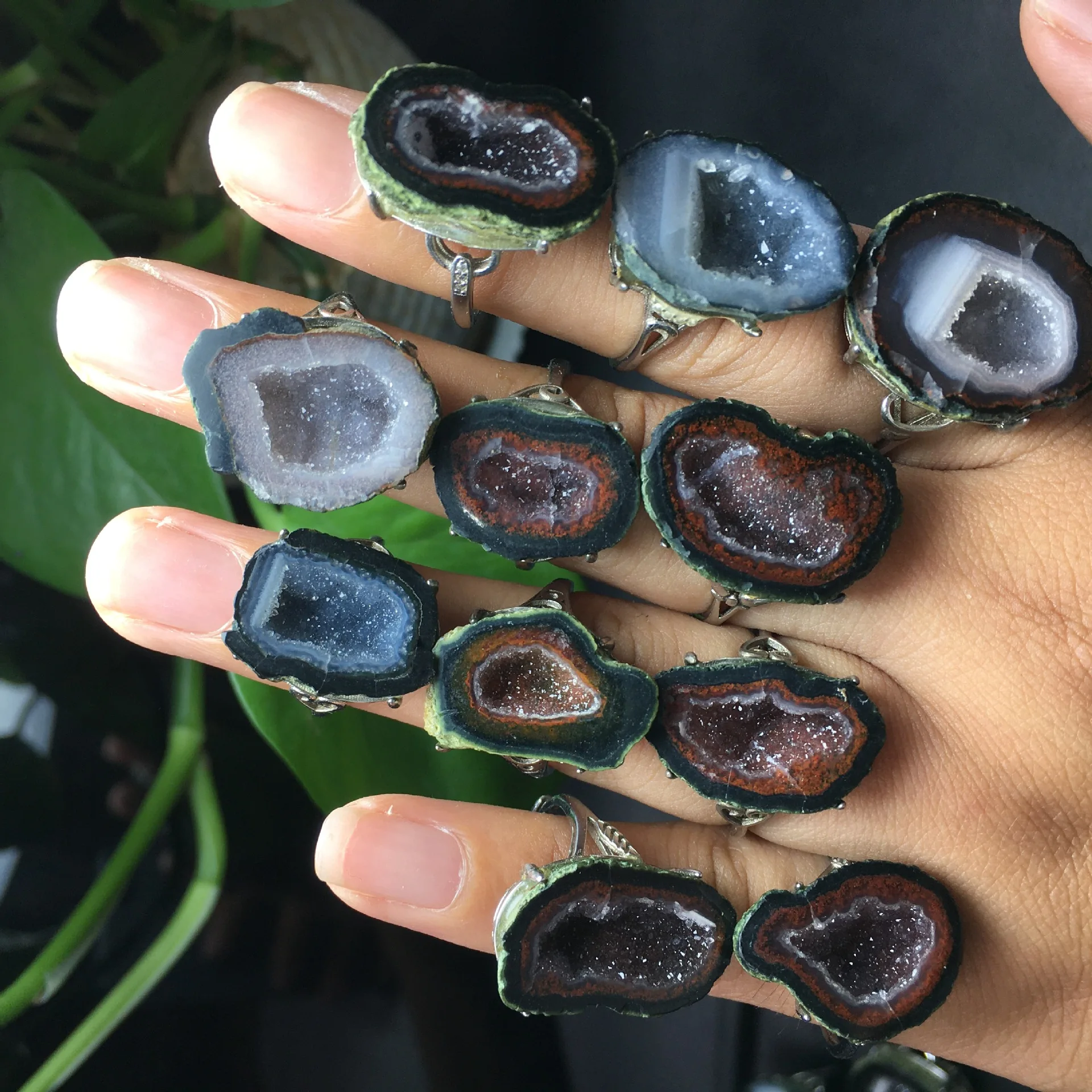 

Кольцо с жеодом из агата с необработанным камнем и рудой, серебро S925