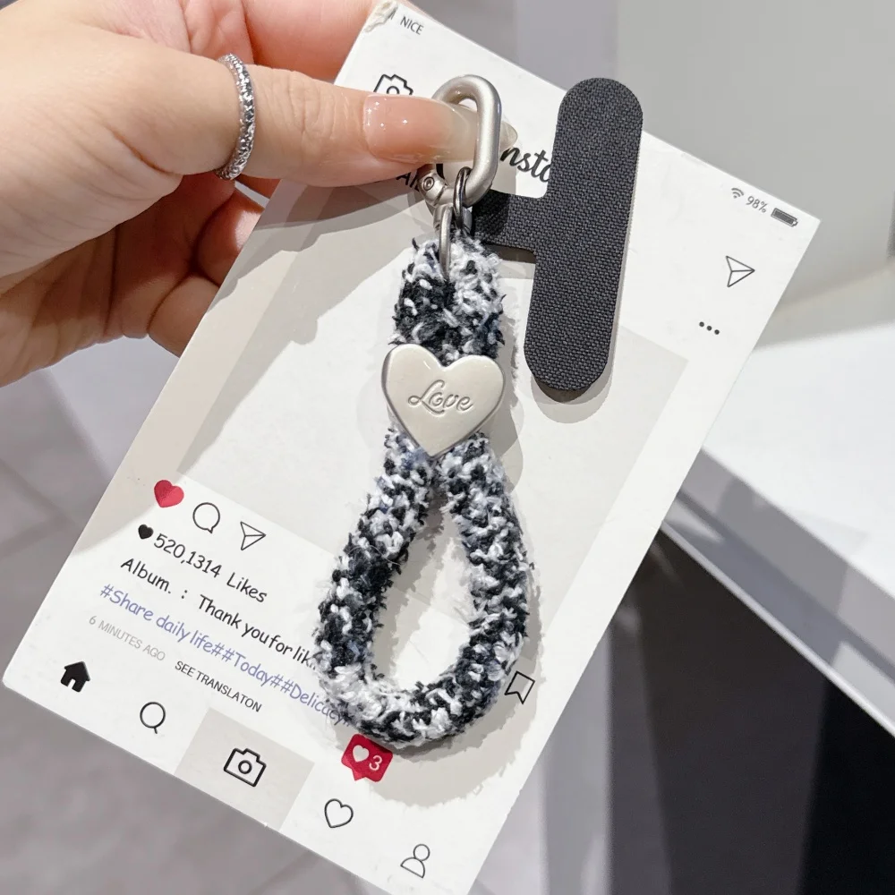 

[Longsheng] Dopamine contrasting color love plush woven short rope pendant woven short rope universal mobile phone case