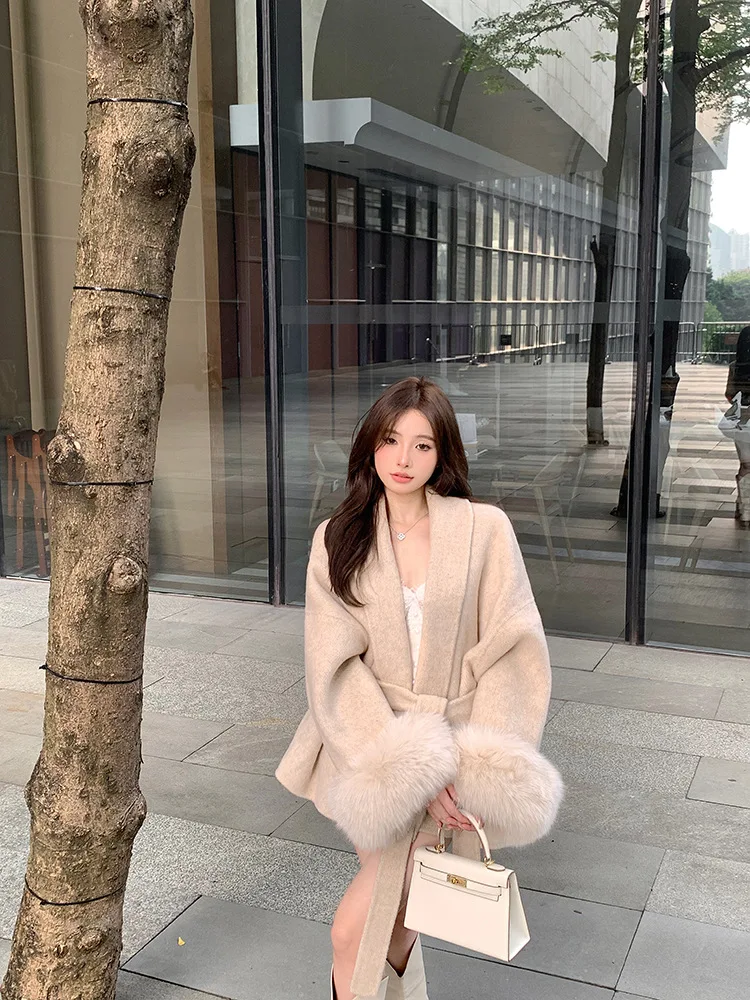 

Изысканный серый цвет и завязанная талия. Наш оверсайз-тренч из смеси шерсти предлагает безупречный силуэт. Полноценная осень