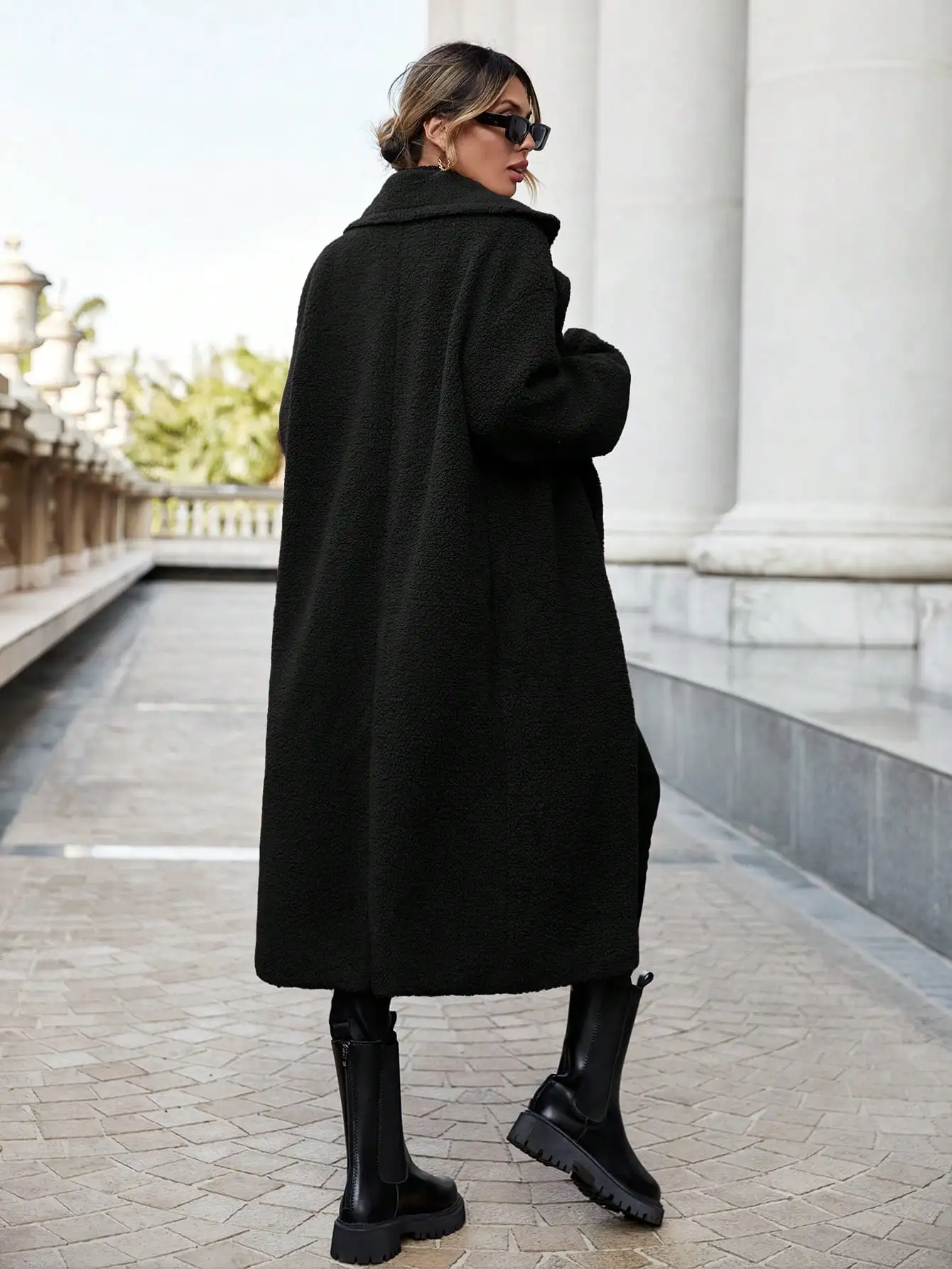 Damski czarny długi płaszcz z wykładanym kołnierzem na jesień i zimę, do noszenia na co dzień w stylu streetwear.