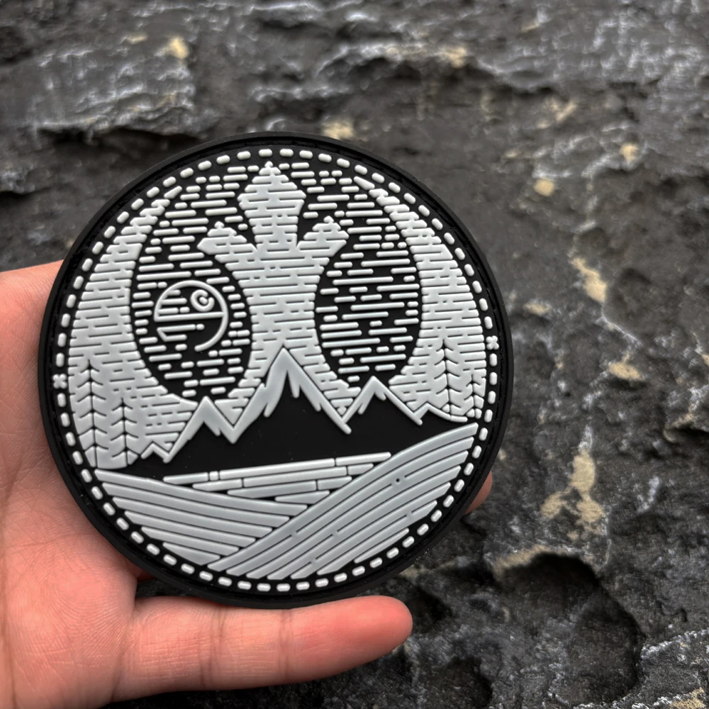 Ein rundes PVC-Patch-Abzeichen mit leuchtender Wirkung, Klettverschluss auf der Rückseite mit Klettverschluss, geeignet zum Dekorieren von Taschen, Rucksäcken, Westen und Kleidung