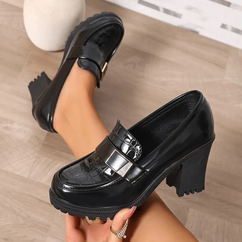 Spring and Autumn British style single shoes are versatile and slip-on glossy patent leather loafers
