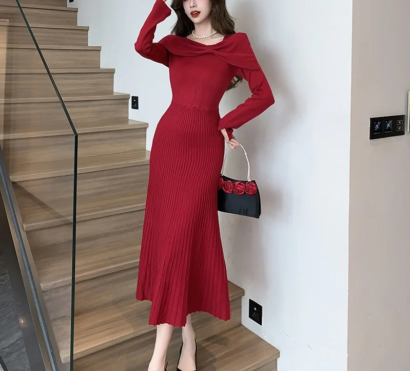 

Red knitted base dress paired with a coat, woolen dress for women in autumn and winter, paired with a slim French long skirt