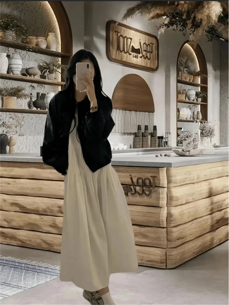 

Модный женский комплект одежды: новая весенняя коллекция, уникальный и привлекательный дизайн, куртка и юбка с длинными рукавами, V-образным вырезом и застежкой на пуговицы.