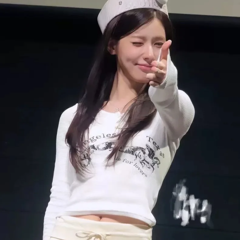 

Весна 2026: Женская приталенная хлопковая футболка с капюшоном и принтом GLWNY Zhao Meiyang, длинный рукав, круглый вырез, меланжевая расцветка, Донгдэмун