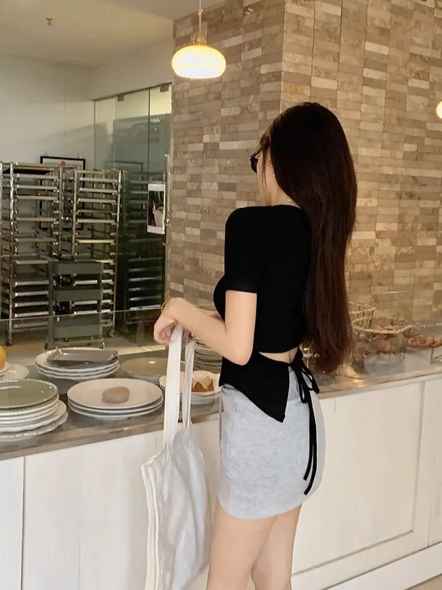 Süßes heißes Mädchen mit Schnürung an der Taille, unregelmäßiges Design, kurze Ärmel, gerade Schulter, schlankes, kurzes, reines T-Shirt für Damen, Sommer-Top