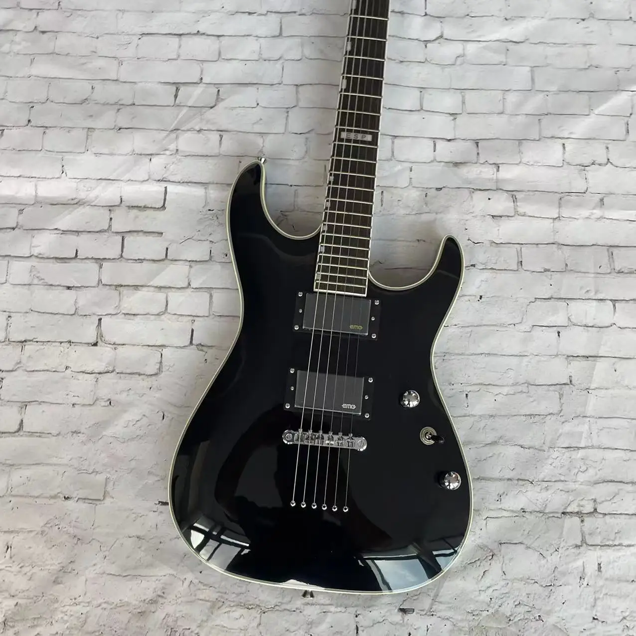 

Guitar 6-string electric guitar, black body, chrome plated accessories, factory real pictures, can be shipped upon order, free h