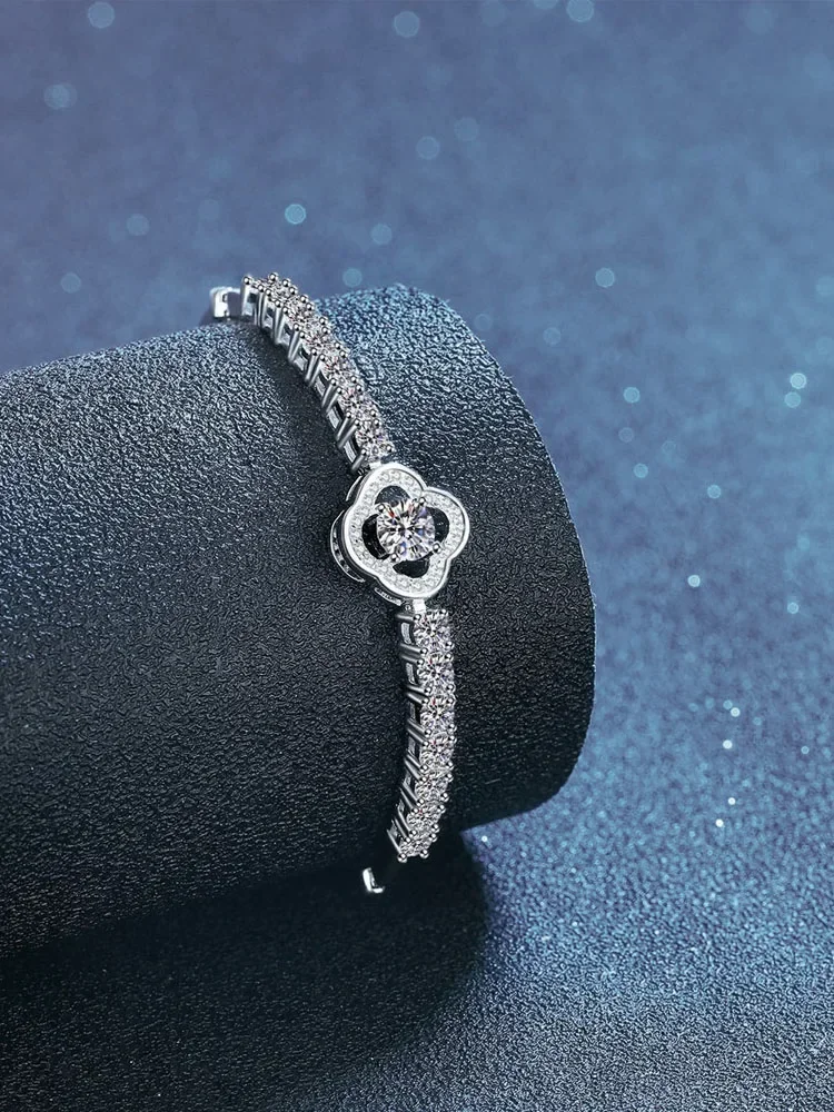 

Moissanite Charm Bracelet High Quality S925 Silver Trend 4 Petals Flower Hollow All Moissanite Hand Chain Simple Jewelry