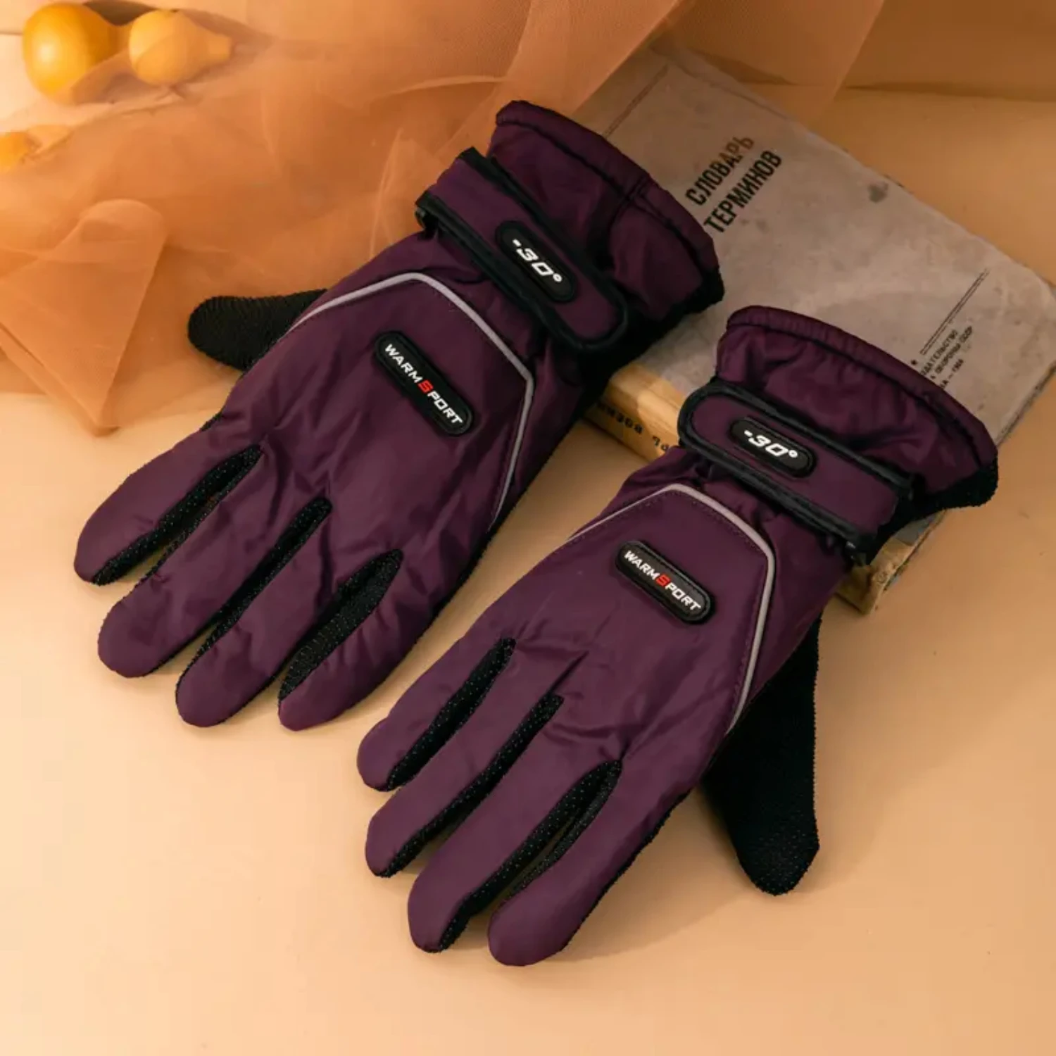 Stay warm and stylish with these luxurious and cozy thermal gloves- perfect for all your outdoor activities. Experience ultimate