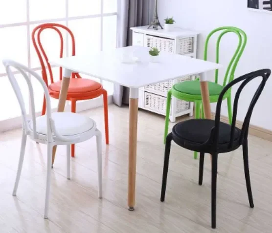 Silla de comedor de color para restaurante, silla Thonet apilable de madera curvada de plástico y resina para eventos, bodas, fiestas, hotel