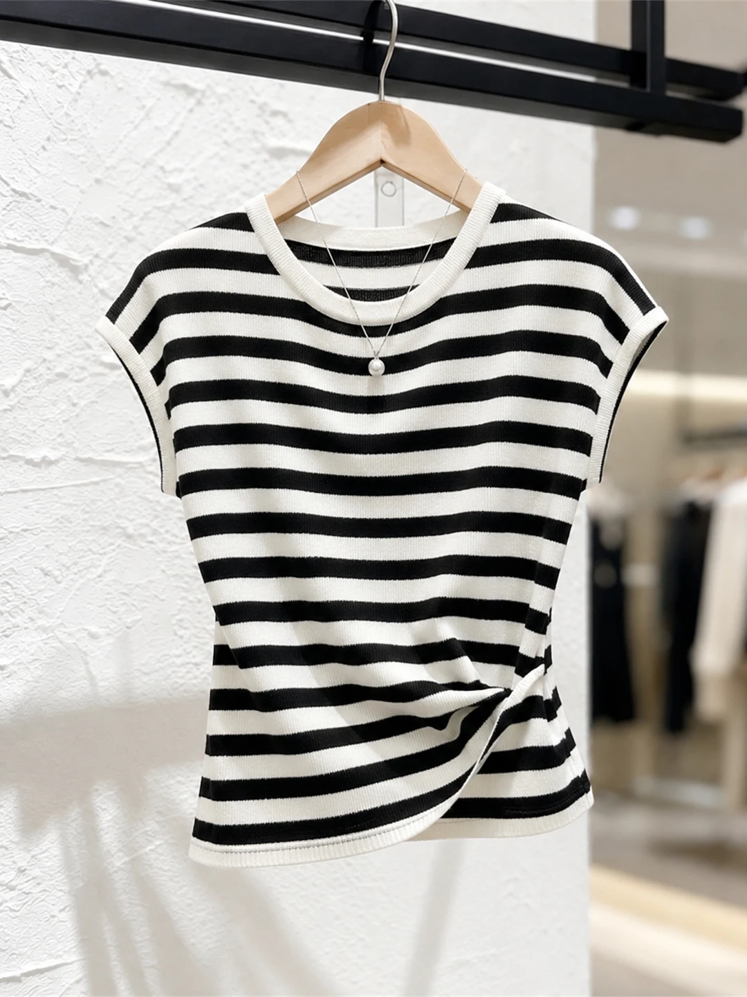 

Ice Silk Stripe Knitwear Short Sleeve round Neck Commute Versatile Top Color Block Design Summer 2026 Korean Style Straight Cut