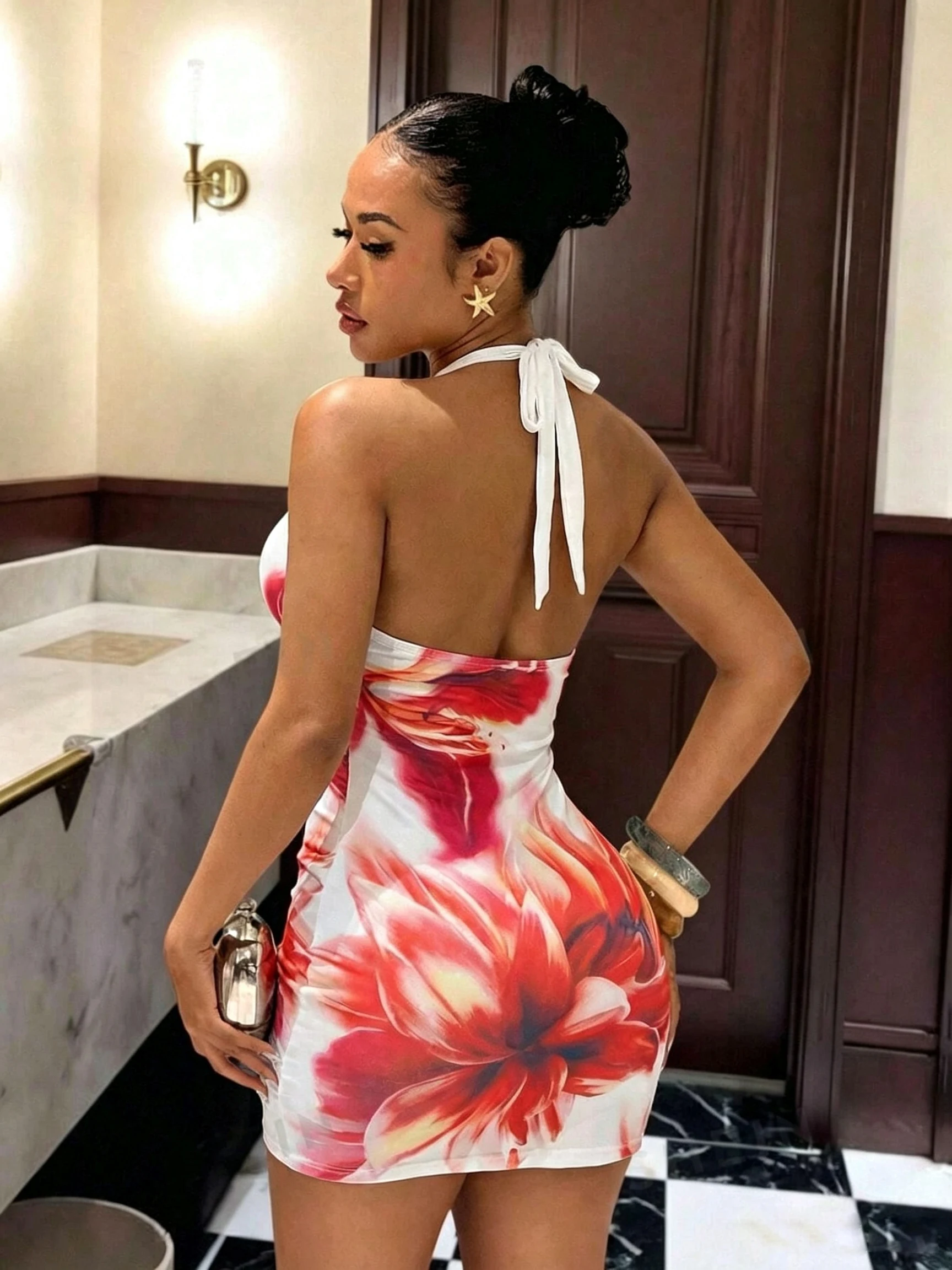 Damen-Strandkleid mit grafischem Blumenmuster, sexy ärmelloses Kleid mit Batikmuster, Damen-Sommerkleid für den Urlaub, figurbetonte Kleidung – Detail 7